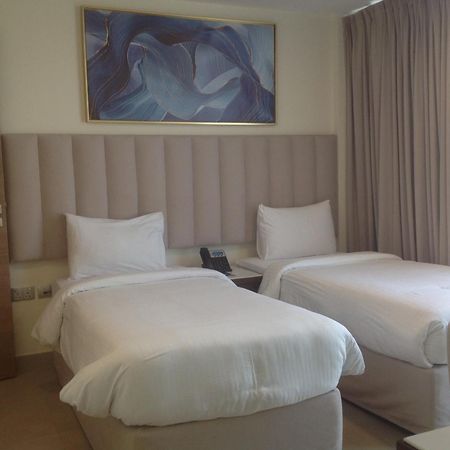 Saray Deluxe Hotel Apartments Abú Dhabí Exteriér fotografie A room at the hotel