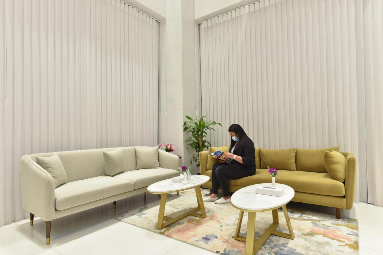 Saray Deluxe Hotel Apartments Abú Dhabí Exteriér fotografie A woman in Dubai wearing a face mask