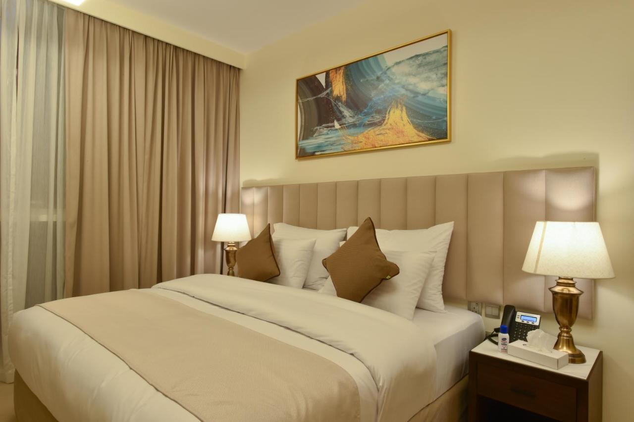 Saray Deluxe Hotel Apartments Abú Dhabí Exteriér fotografie A bedroom at the hotel