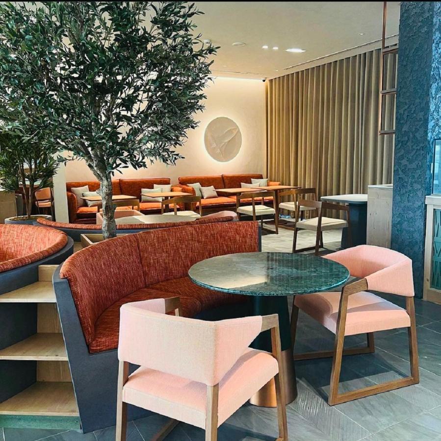Saray Deluxe Hotel Apartments Abú Dhabí Exteriér fotografie The lounge at London Heathrow Airport