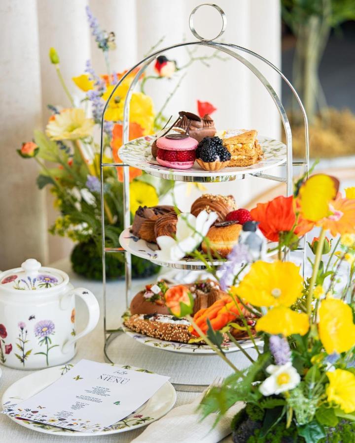 Saray Deluxe Hotel Apartments Abú Dhabí Exteriér fotografie Afternoon tea at the Royal Botanic Gardens, Edinburgh