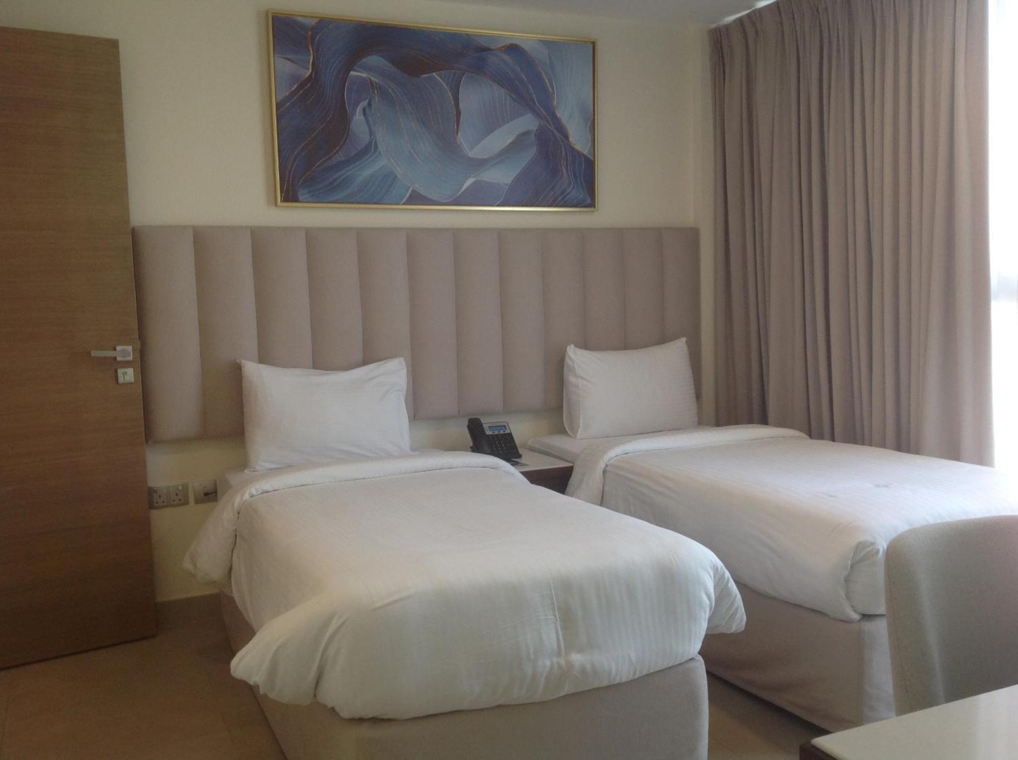 Saray Deluxe Hotel Apartments Abú Dhabí Exteriér fotografie A room at the hotel